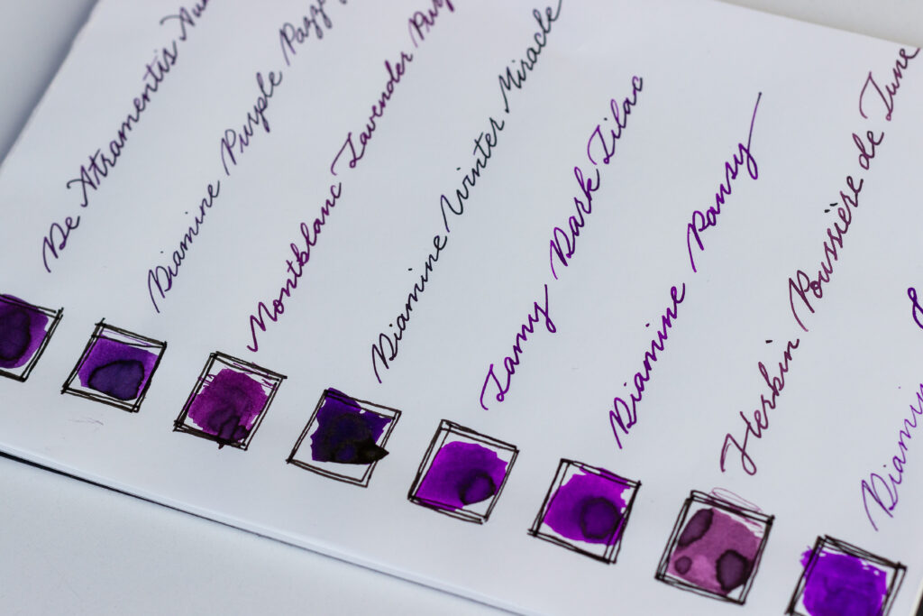 Bilde på skrå av skriftprøver av flere fiolette blekk